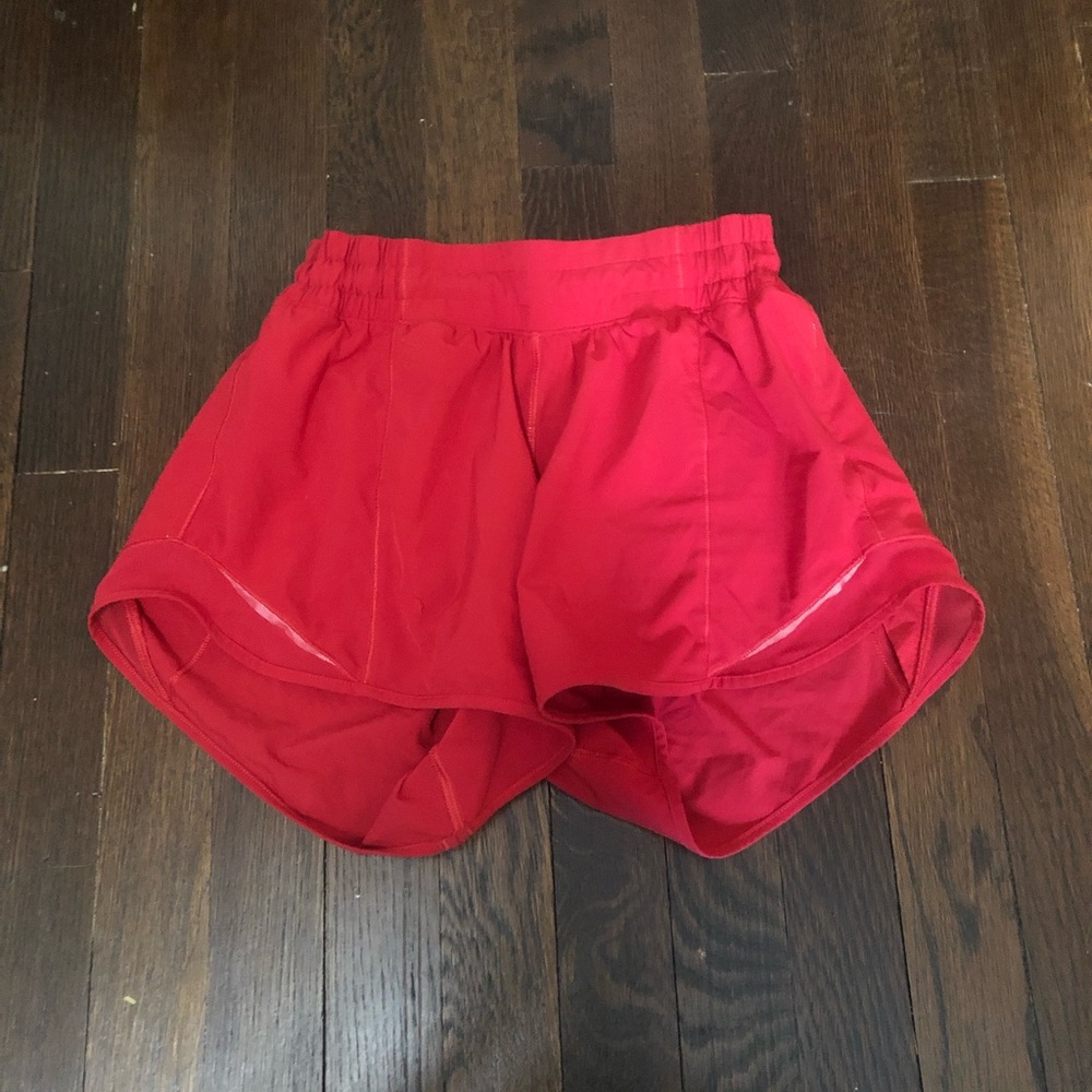 🤗 IM PERFECT CONDITION 🤗 lululemon red hotty hot shorts 4-inch size 4!